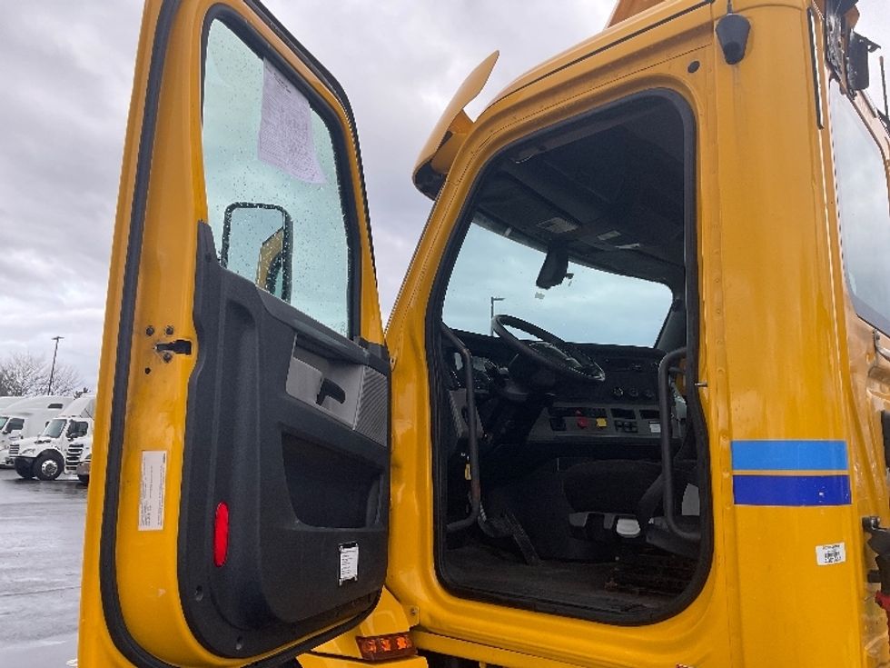 Day Cab Tractor-Heavy Duty Tractors-Freightliner-2019-T12664ST-Akron-OH-600,661\n\t\tmiles-$ 23,500 - Image 9