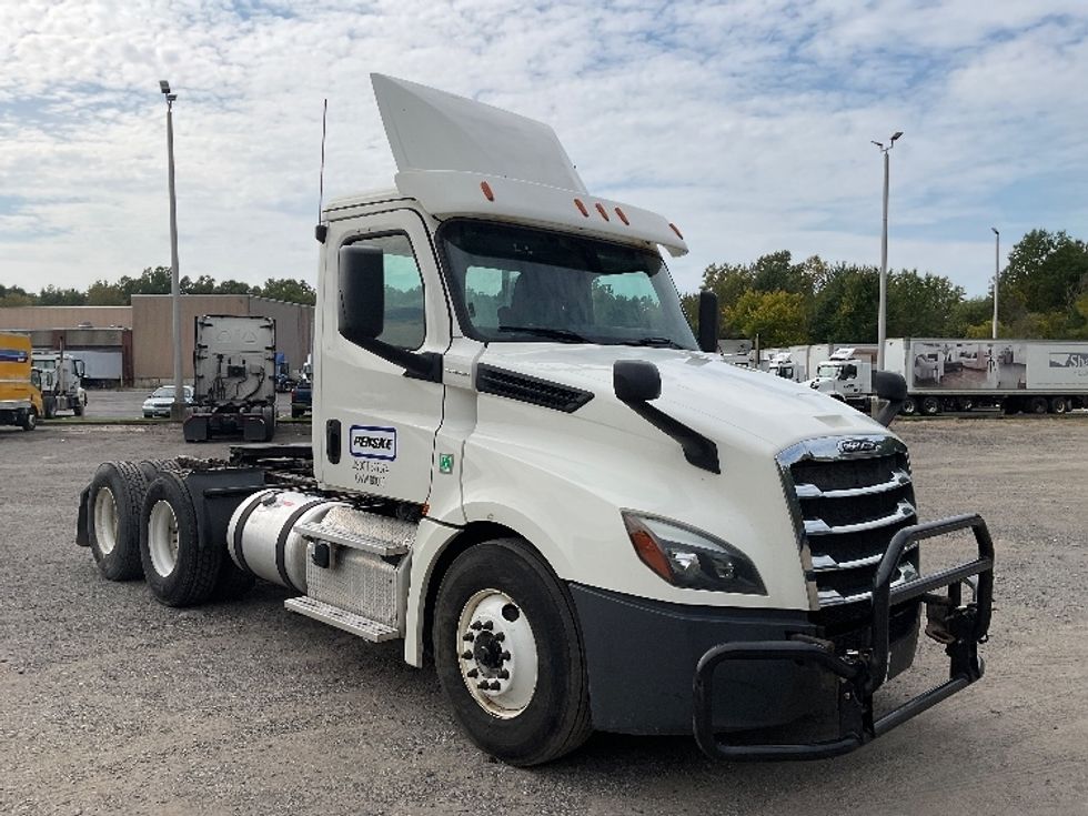 Day Cab Tractor-Heavy Duty Tractors-Freightliner-2019-T12664ST-Akron-OH-670,877\n\t\tmiles-$ 24,250 - Image 1
