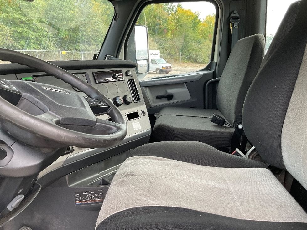 Day Cab Tractor-Heavy Duty Tractors-Freightliner-2019-T12664ST-Akron-OH-670,877\n\t\tmiles-$ 24,250 - Image 10