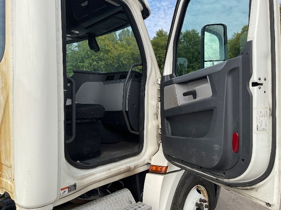 Day Cab Tractor-Heavy Duty Tractors-Freightliner-2019-T12664ST-Akron-OH-670,877\n\t\tmiles-$ 24,250 - Image 12