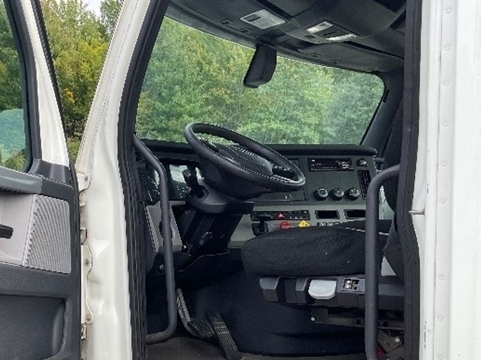 Day Cab Tractor-Heavy Duty Tractors-Freightliner-2019-T12664ST-Akron-OH-670,877\n\t\tmiles-$ 24,250 - Image 9