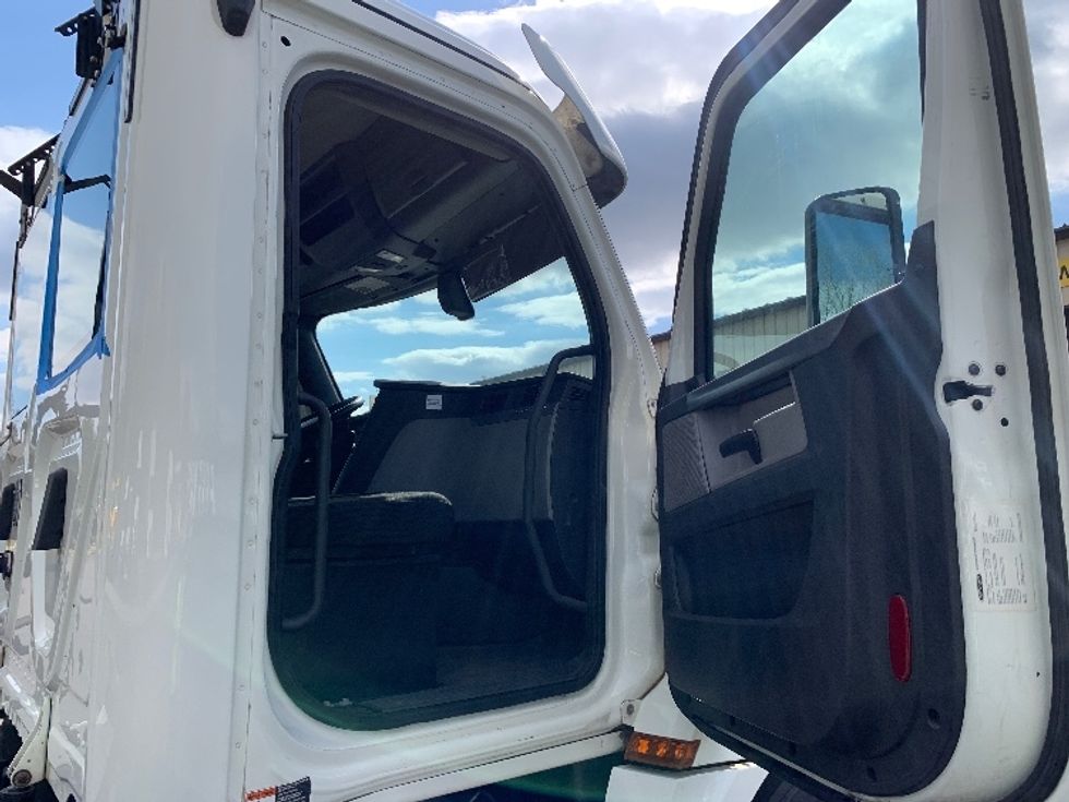 Day Cab Tractor-Heavy Duty Tractors-Freightliner-2019-T12664ST-Alabaster-AL-503,145\n\t\tmiles-$ 38,250 - Image 12