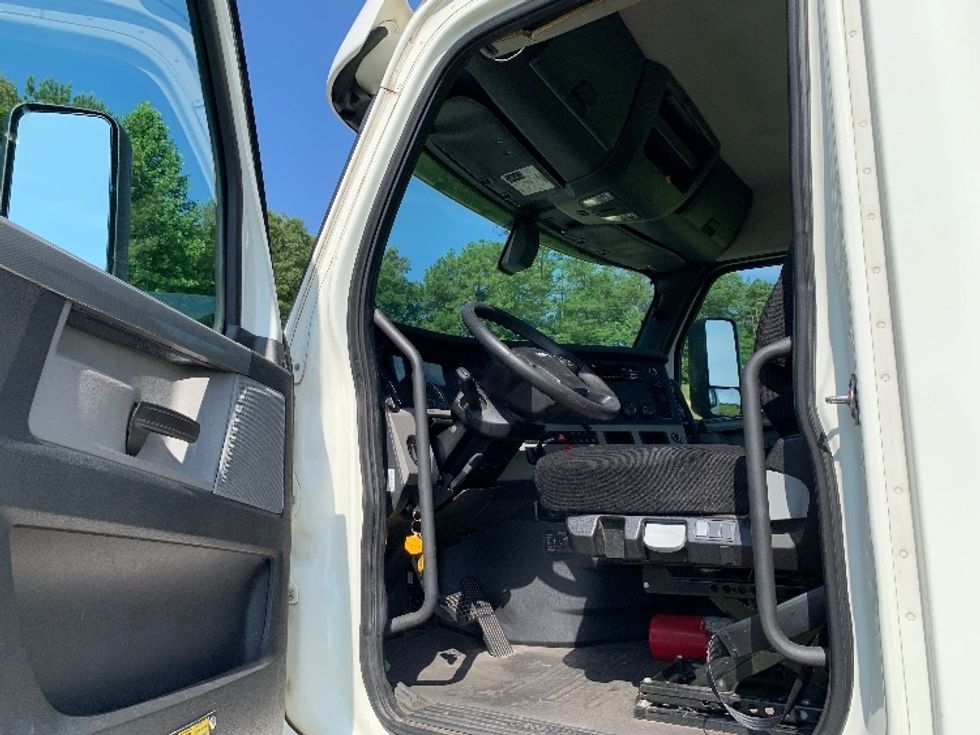 Day Cab Tractor-Heavy Duty Tractors-Freightliner-2019-T12664ST-Alabaster-AL-707,879\n\t\tmiles-$ 26,750 - Image 9