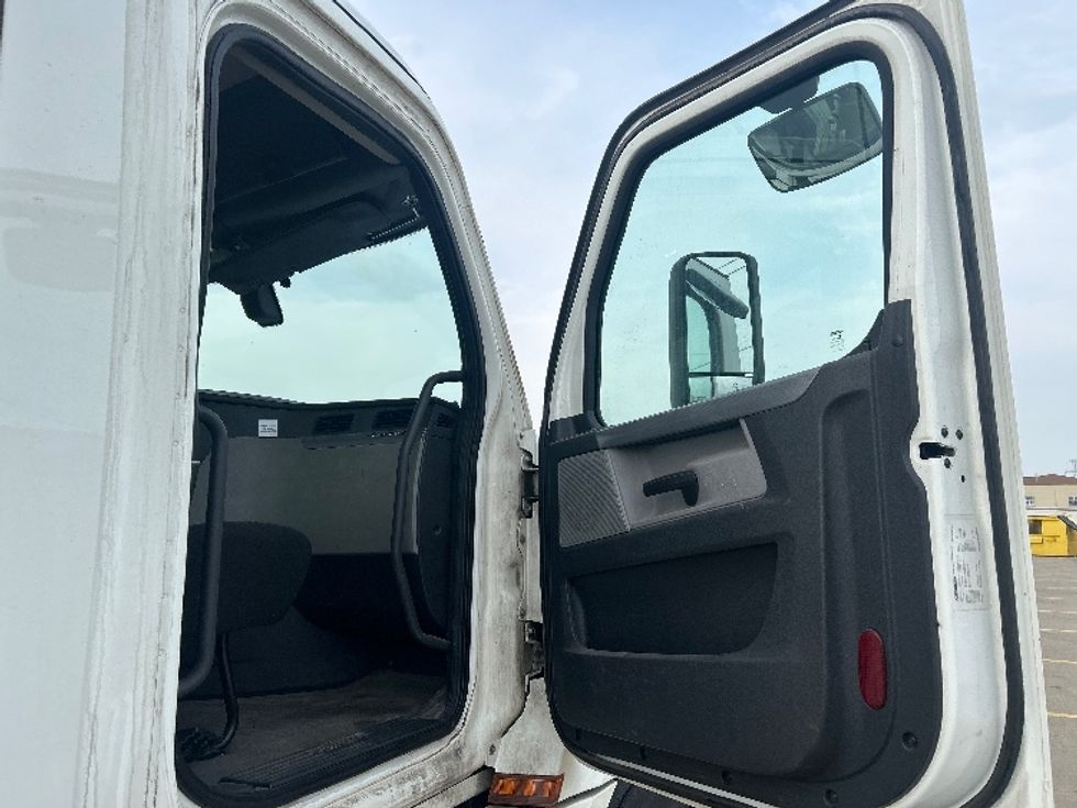 Day Cab Tractor-Heavy Duty Tractors-Freightliner-2019-T12664ST-Allen Park-MI-348,951\n\t\tmiles-$ 44,000 - Image 12