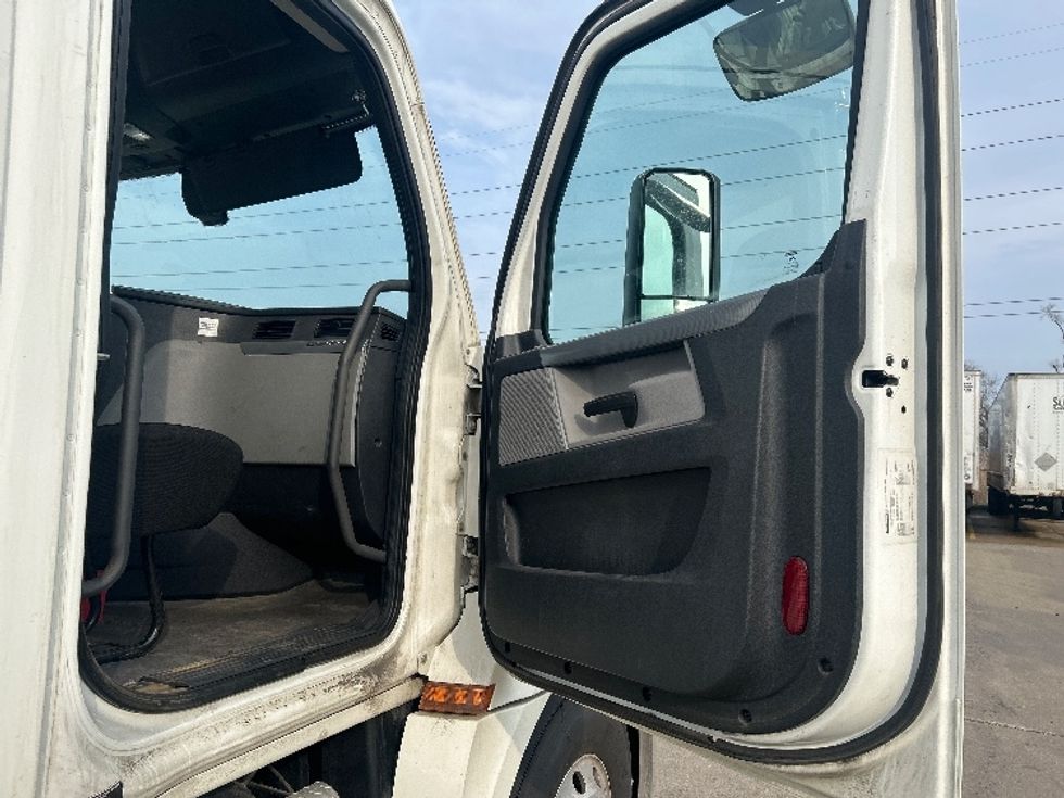 Day Cab Tractor-Heavy Duty Tractors-Freightliner-2019-T12664ST-Allen Park-MI-429,798\n\t\tmiles-$ 40,500 - Image 12
