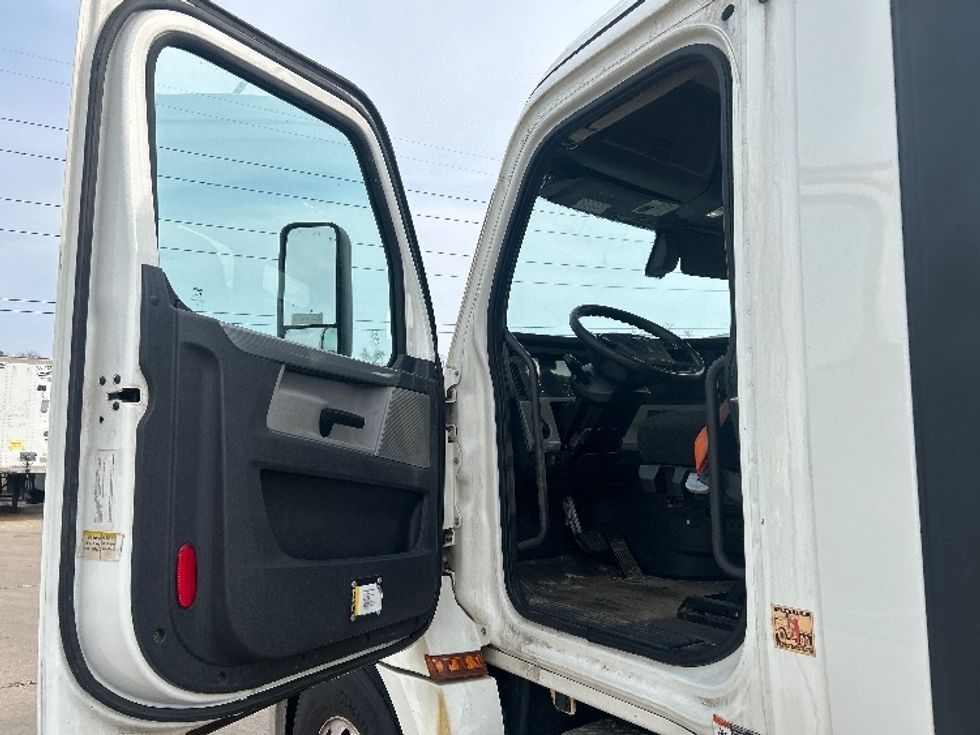 Day Cab Tractor-Heavy Duty Tractors-Freightliner-2019-T12664ST-Allen Park-MI-429,798\n\t\tmiles-$ 40,500 - Image 9
