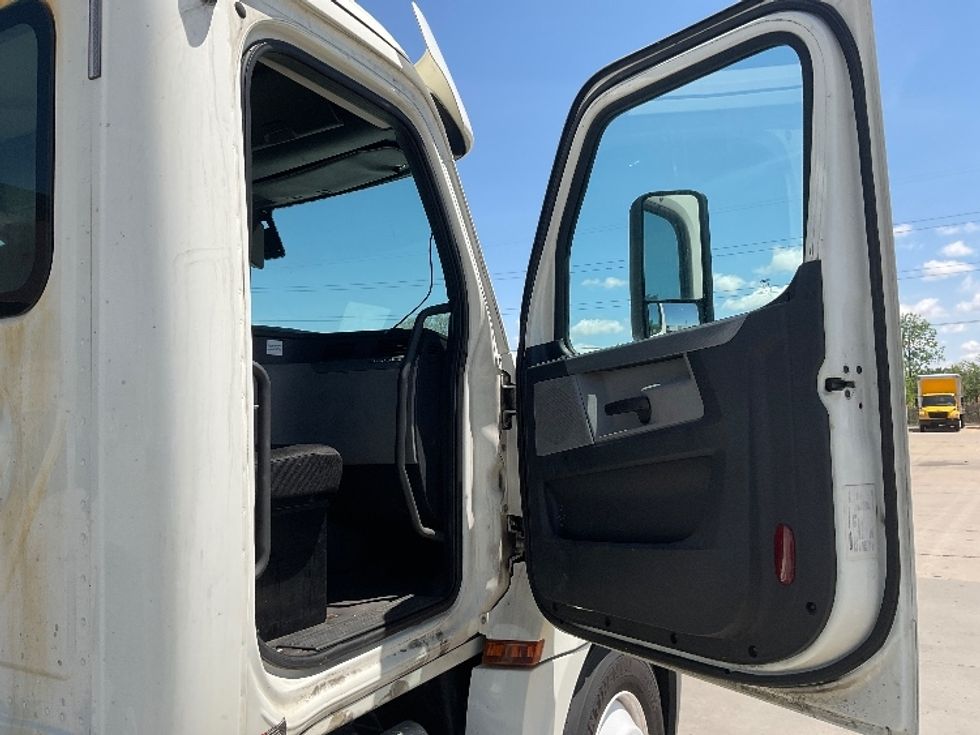 Day Cab Tractor-Heavy Duty Tractors-Freightliner-2019-T12664ST-Allen Park-MI-856,956\n\t\tmiles-$ 23,250 - Image 12