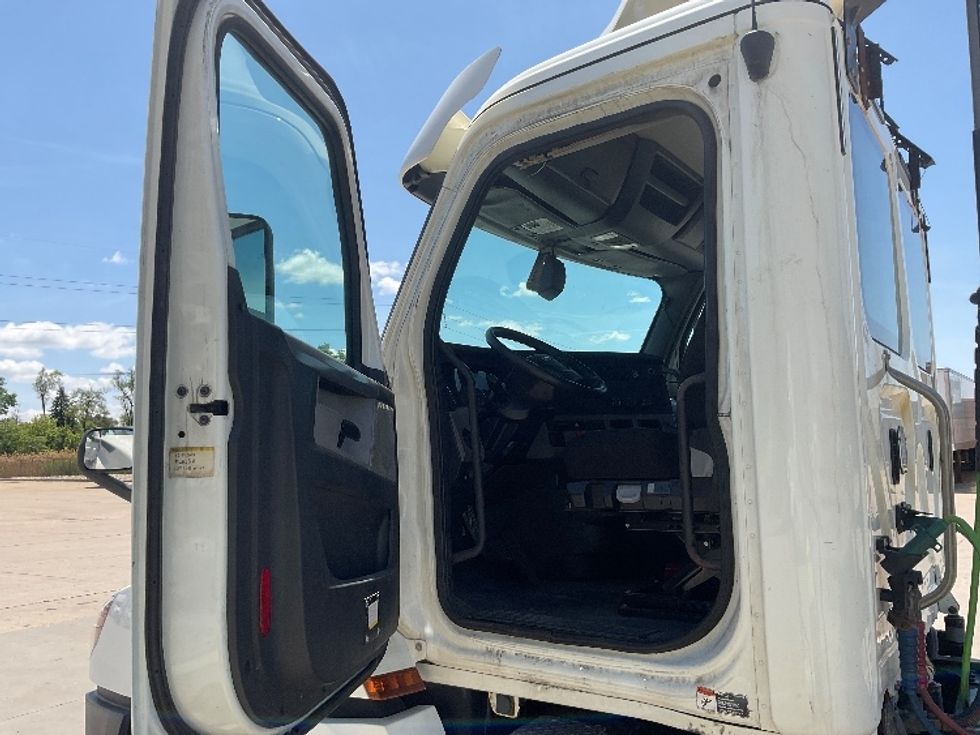 Day Cab Tractor-Heavy Duty Tractors-Freightliner-2019-T12664ST-Allen Park-MI-856,956\n\t\tmiles-$ 23,250 - Image 9