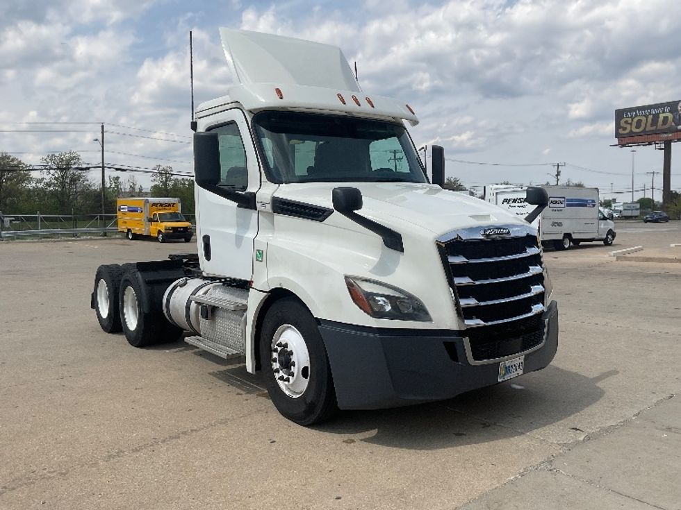 Day Cab Tractor-Heavy Duty Tractors-Freightliner-2019-T12664ST-Allen Park-MI-894,107\n\t\tmiles-$ 23,000 - Image 1