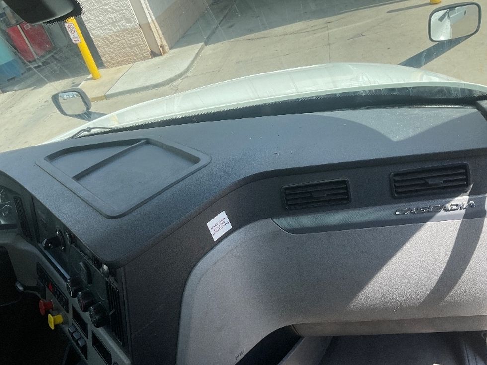Day Cab Tractor-Heavy Duty Tractors-Freightliner-2019-T12664ST-Allen Park-MI-894,107\n\t\tmiles-$ 23,000 - Image 13