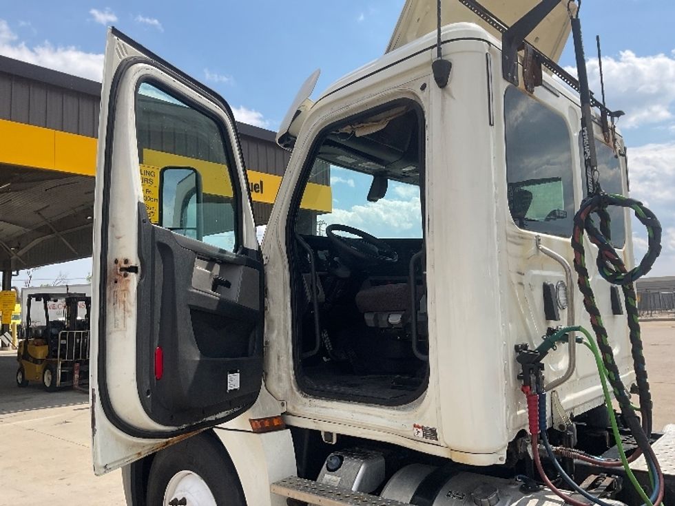 Day Cab Tractor-Heavy Duty Tractors-Freightliner-2019-T12664ST-Allen Park-MI-894,107\n\t\tmiles-$ 23,000 - Image 9