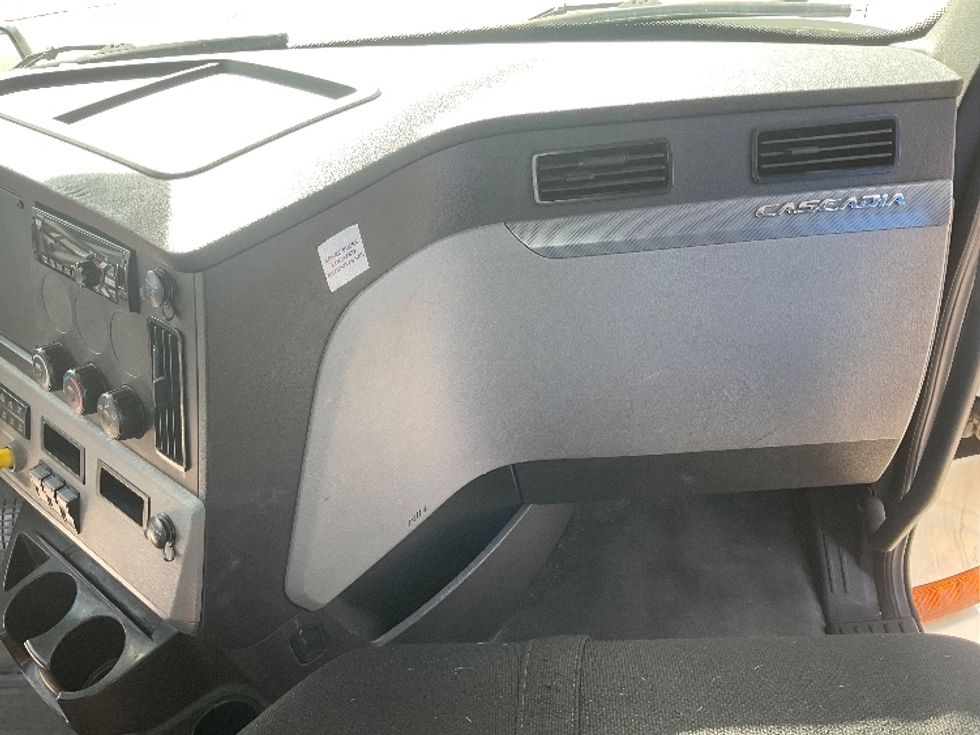 Day Cab Tractor-Heavy Duty Tractors-Freightliner-2019-T12664ST-Allen Park-MI-989,567\n\t\tmiles-$ 22,750 - Image 13