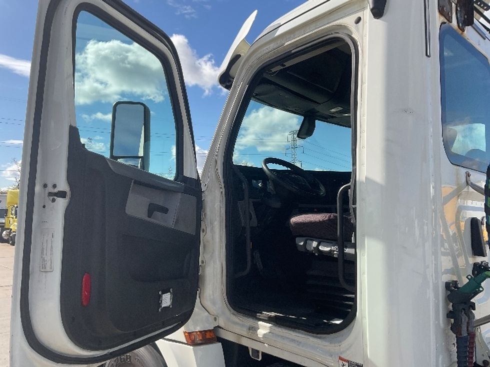 Day Cab Tractor-Heavy Duty Tractors-Freightliner-2019-T12664ST-Allen Park-MI-989,567\n\t\tmiles-$ 22,750 - Image 9