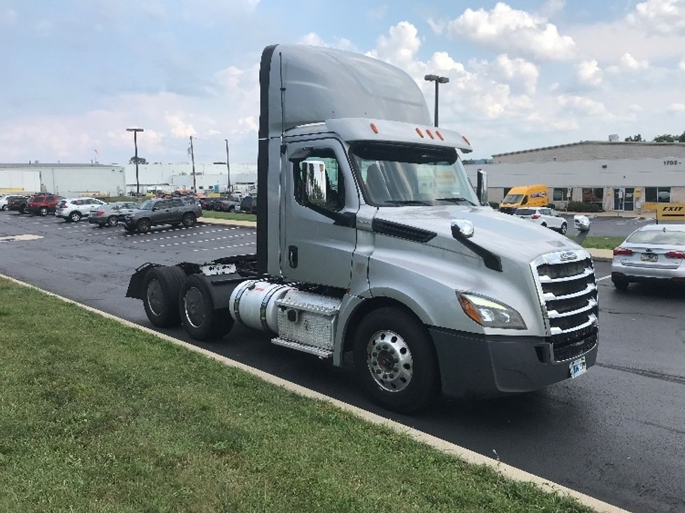 Day Cab Tractor-Heavy Duty Tractors-Freightliner-2019-T12664ST-Allentown-PA-350,360\n\t\tmiles-$ 53,750 - Image 1