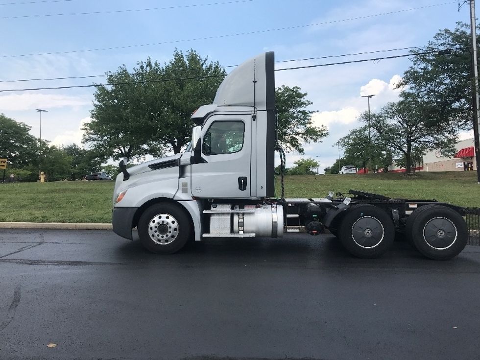 Day Cab Tractor-Heavy Duty Tractors-Freightliner-2019-T12664ST-Allentown-PA-350,360\n\t\tmiles-$ 53,750 - Image 4