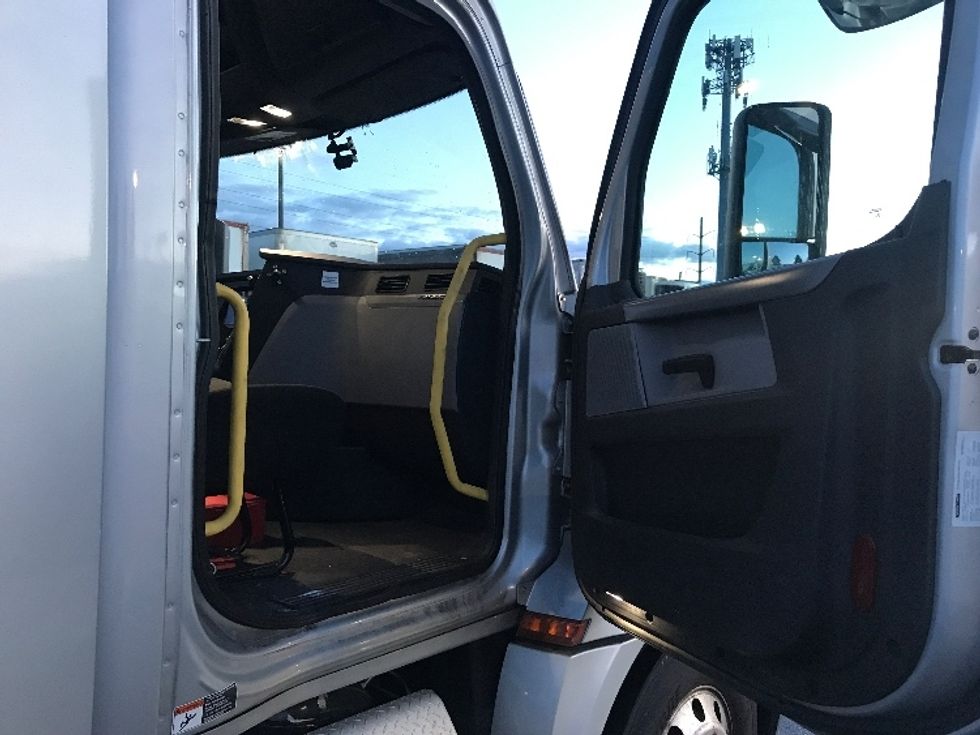 Day Cab Tractor-Heavy Duty Tractors-Freightliner-2019-T12664ST-Allentown-PA-409,172\n\t\tmiles-$ 46,000 - Image 12