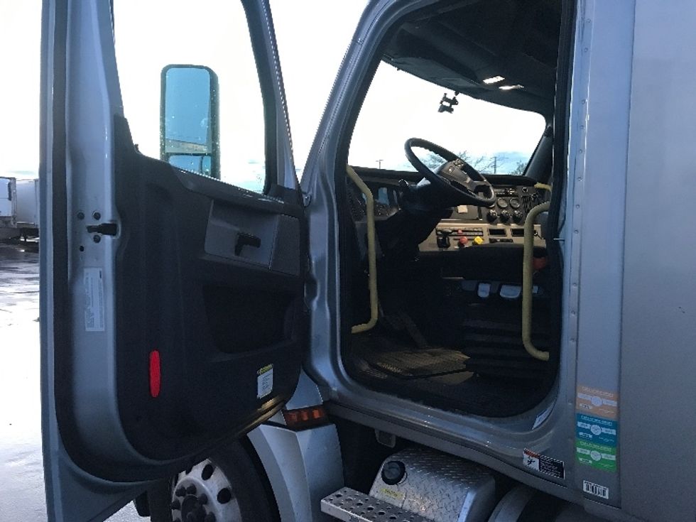 Day Cab Tractor-Heavy Duty Tractors-Freightliner-2019-T12664ST-Allentown-PA-409,172\n\t\tmiles-$ 46,000 - Image 9