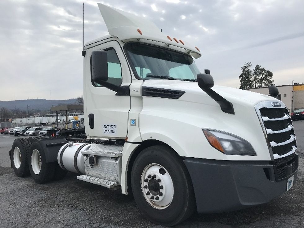 Day Cab Tractor-Heavy Duty Tractors-Freightliner-2019-T12664ST-Allentown-PA-424,396\n\t\tmiles-$ 39,750 - Image 1
