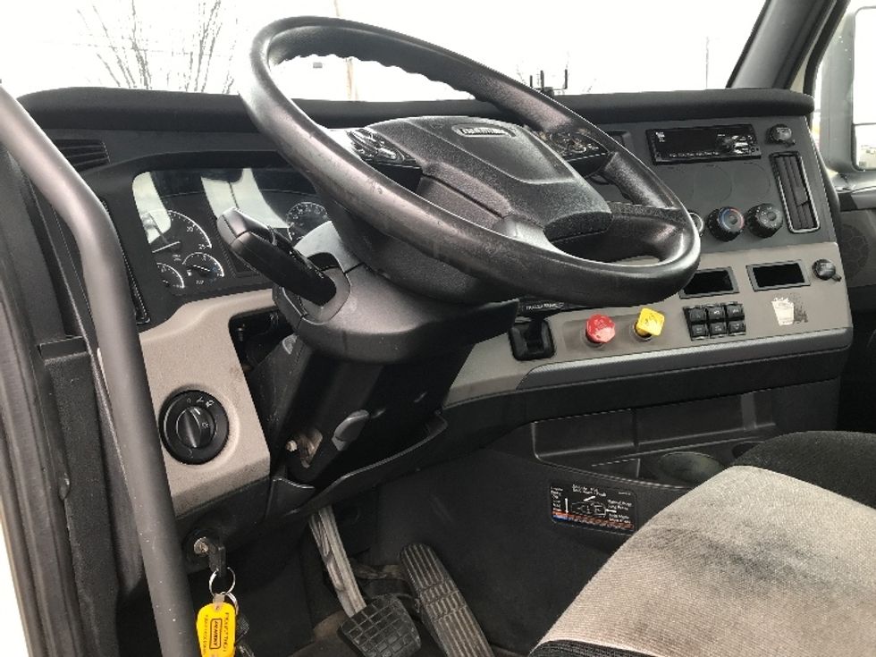 Day Cab Tractor-Heavy Duty Tractors-Freightliner-2019-T12664ST-Allentown-PA-424,396\n\t\tmiles-$ 39,750 - Image 10