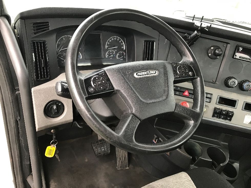 Day Cab Tractor-Heavy Duty Tractors-Freightliner-2019-T12664ST-Allentown-PA-424,396\n\t\tmiles-$ 39,750 - Image 11