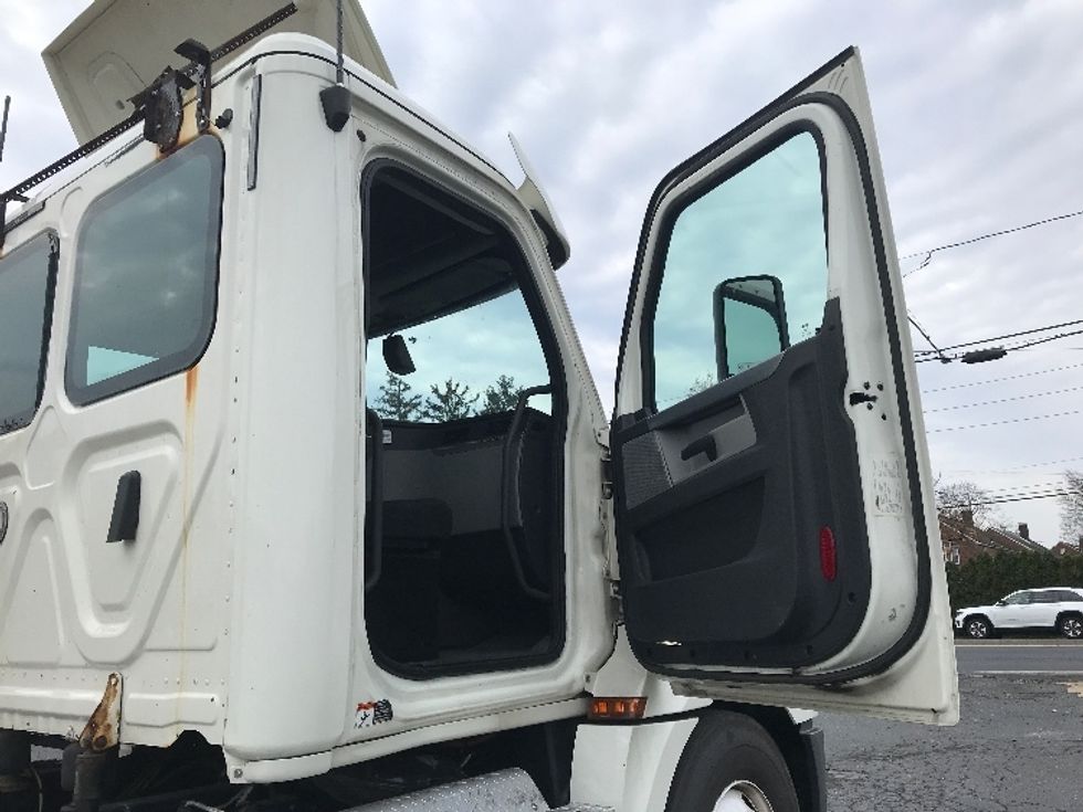 Day Cab Tractor-Heavy Duty Tractors-Freightliner-2019-T12664ST-Allentown-PA-424,396\n\t\tmiles-$ 39,750 - Image 12