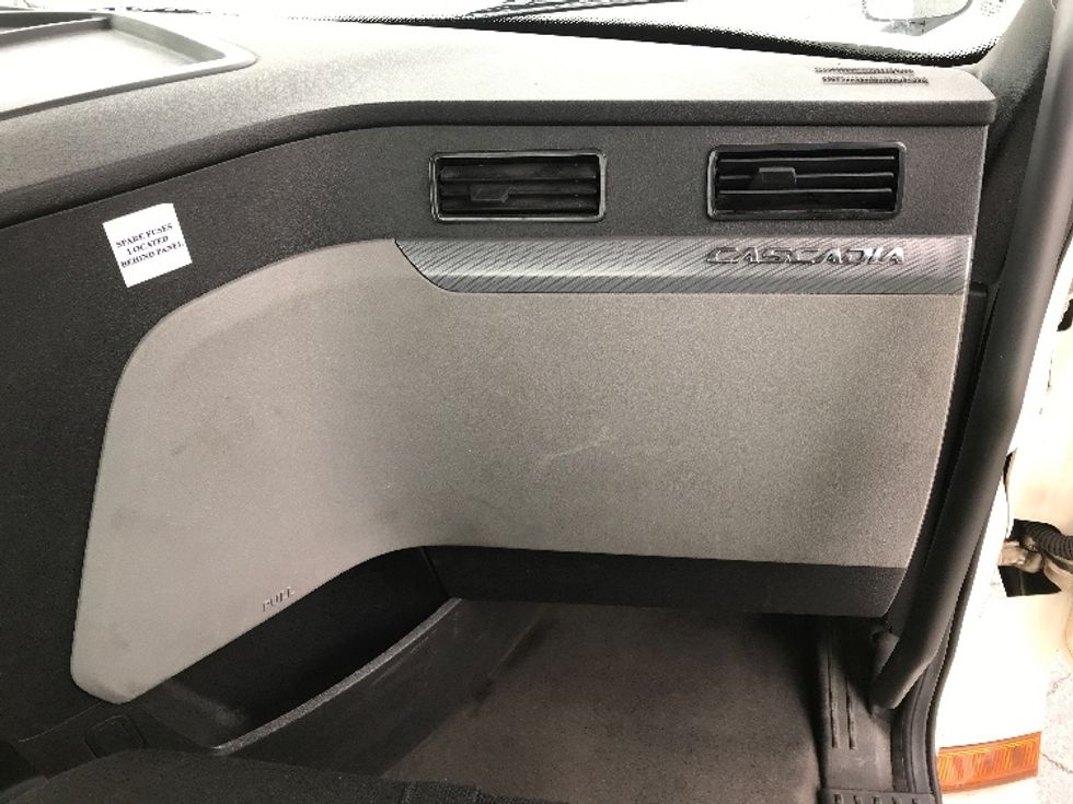 Day Cab Tractor-Heavy Duty Tractors-Freightliner-2019-T12664ST-Allentown-PA-424,396\n\t\tmiles-$ 39,750 - Image 13