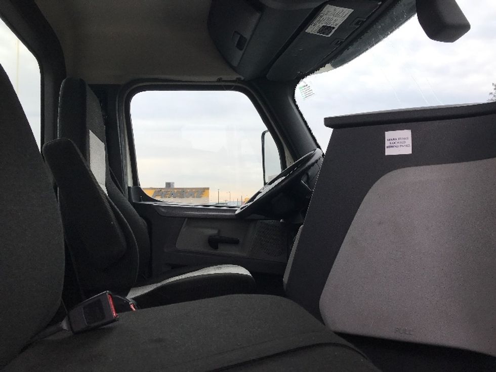 Day Cab Tractor-Heavy Duty Tractors-Freightliner-2019-T12664ST-Allentown-PA-424,396\n\t\tmiles-$ 39,750 - Image 14