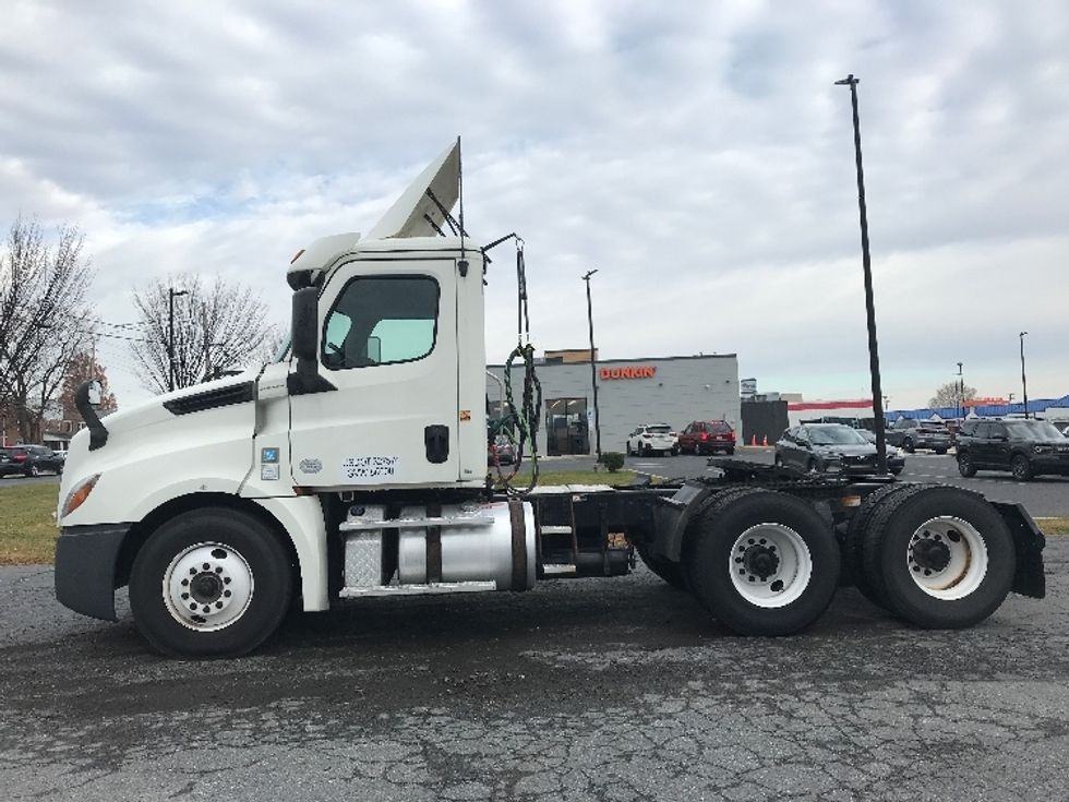 Day Cab Tractor-Heavy Duty Tractors-Freightliner-2019-T12664ST-Allentown-PA-424,396\n\t\tmiles-$ 39,750 - Image 4
