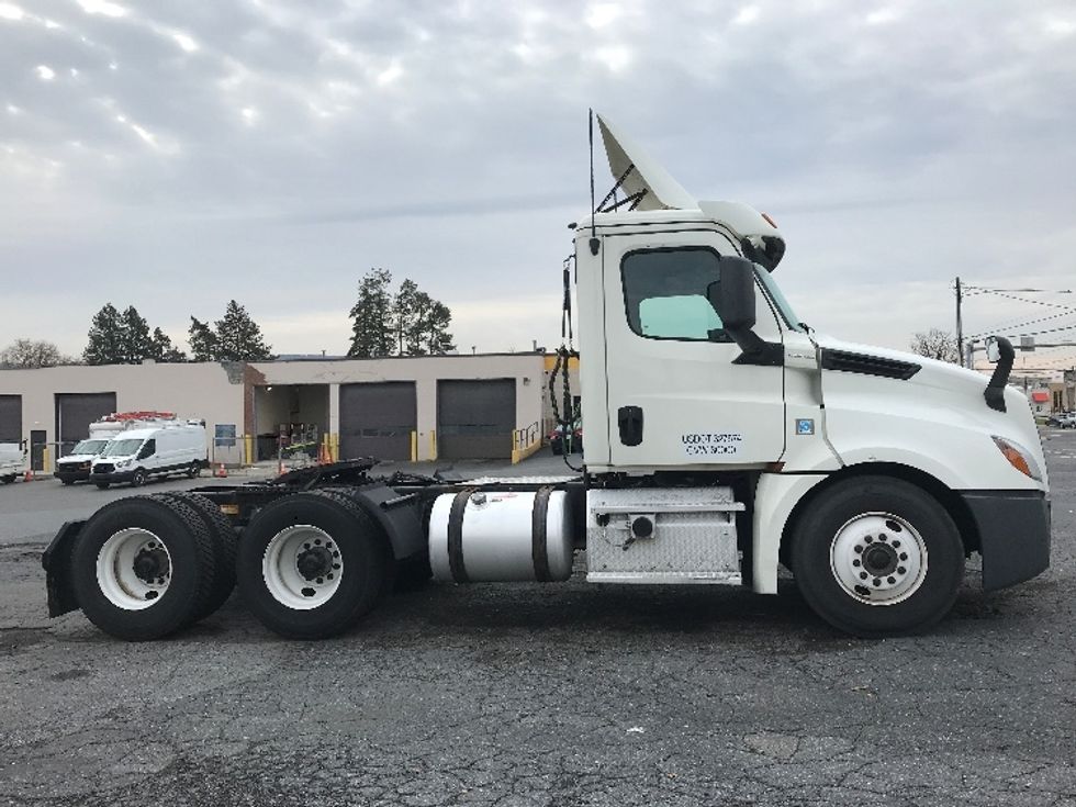 Day Cab Tractor-Heavy Duty Tractors-Freightliner-2019-T12664ST-Allentown-PA-424,396\n\t\tmiles-$ 39,750 - Image 8
