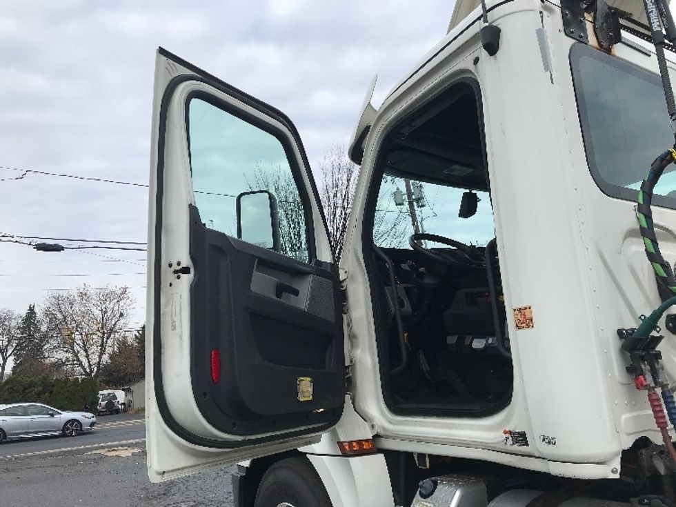 Day Cab Tractor-Heavy Duty Tractors-Freightliner-2019-T12664ST-Allentown-PA-424,396\n\t\tmiles-$ 39,750 - Image 9