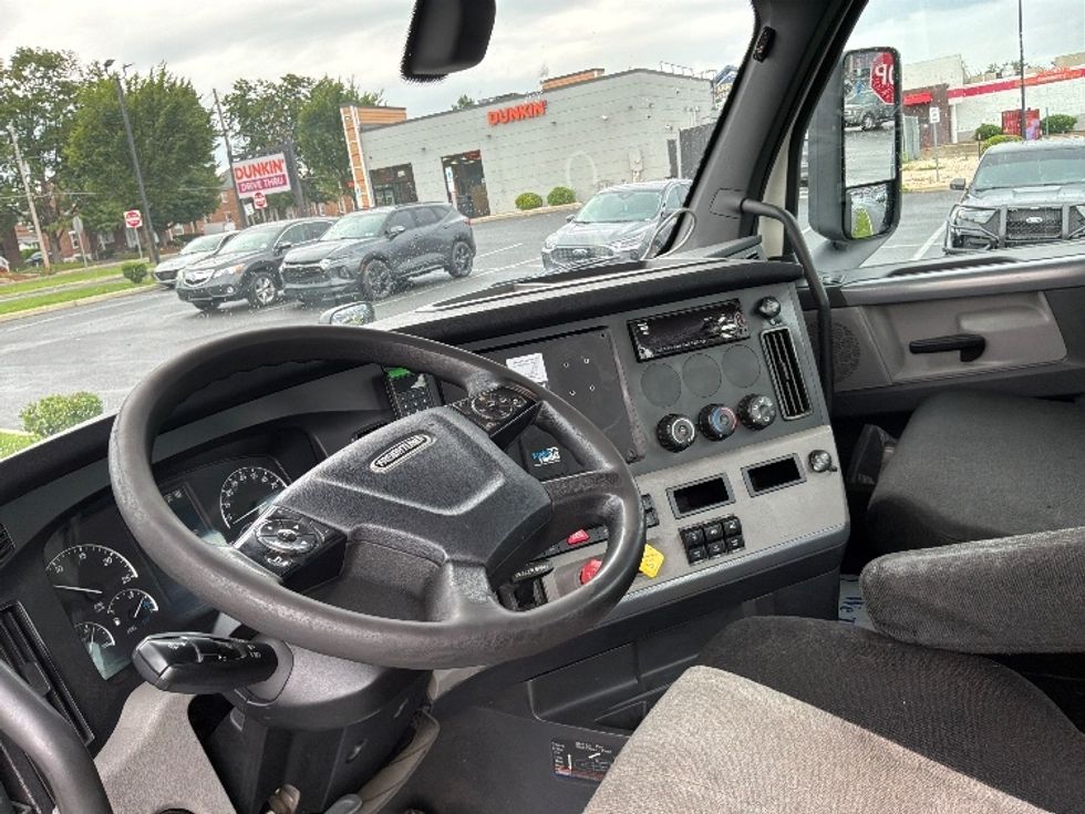 Day Cab Tractor-Heavy Duty Tractors-Freightliner-2019-T12664ST-Allentown-PA-506,737\n\t\tmiles-$ 37,250 - Image 10