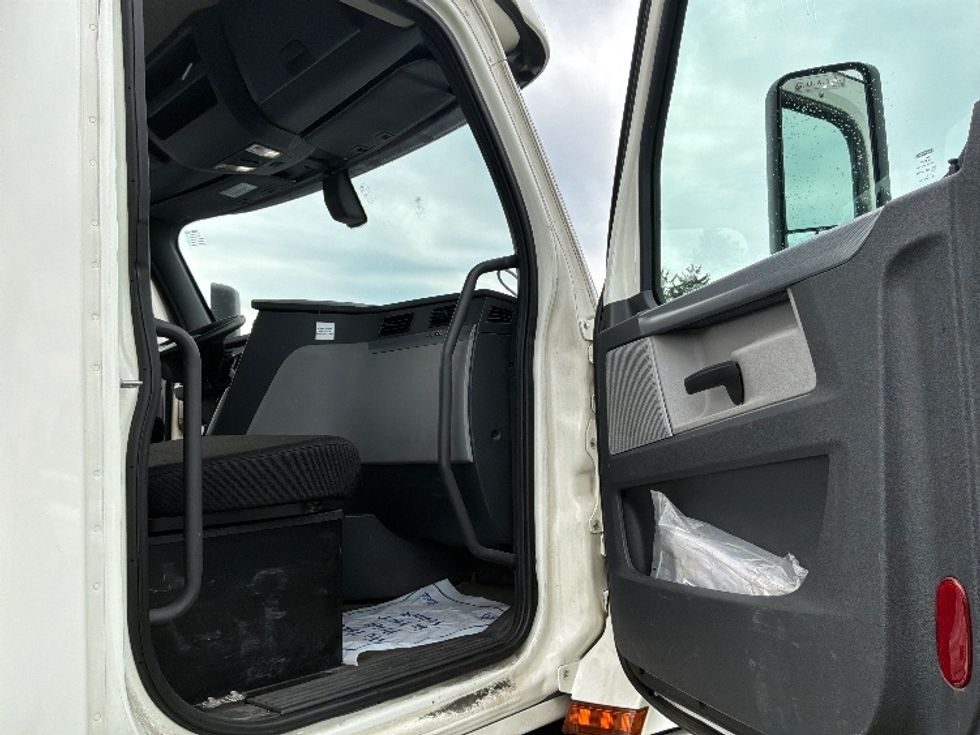 Day Cab Tractor-Heavy Duty Tractors-Freightliner-2019-T12664ST-Allentown-PA-506,737\n\t\tmiles-$ 37,250 - Image 12