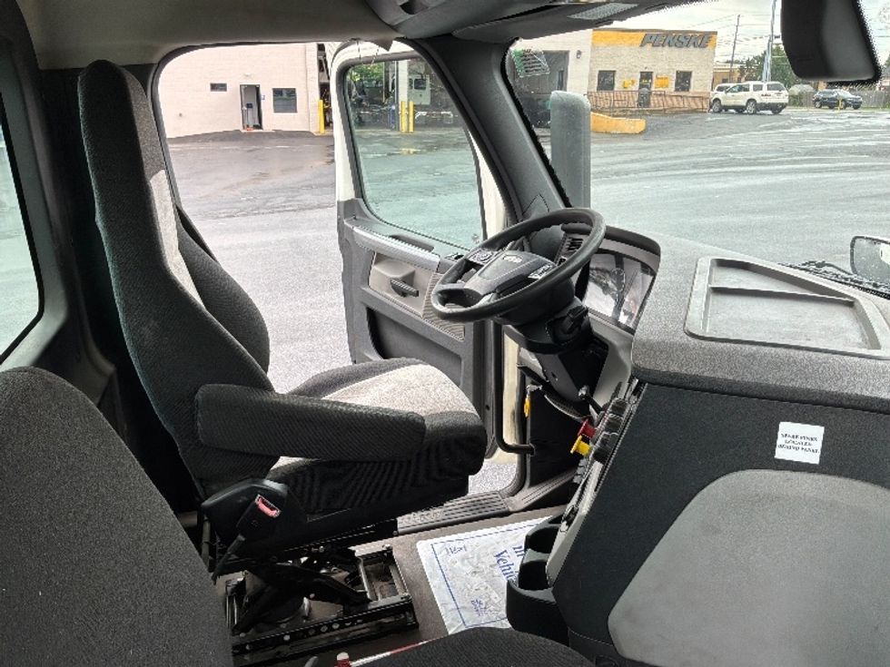Day Cab Tractor-Heavy Duty Tractors-Freightliner-2019-T12664ST-Allentown-PA-506,737\n\t\tmiles-$ 37,250 - Image 14