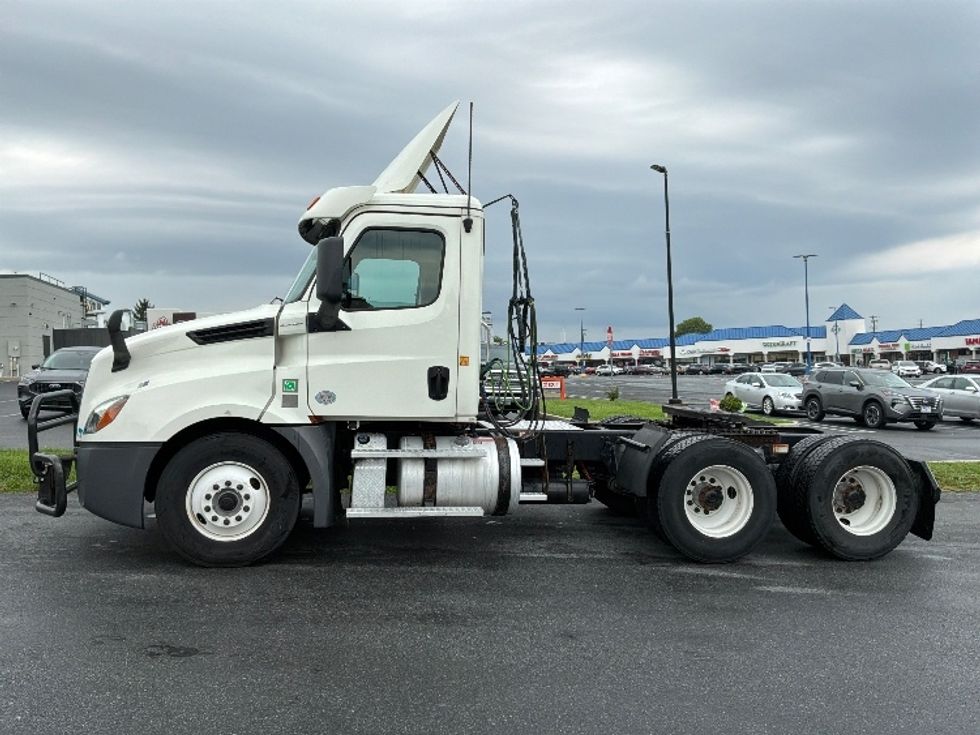 Day Cab Tractor-Heavy Duty Tractors-Freightliner-2019-T12664ST-Allentown-PA-506,737\n\t\tmiles-$ 37,250 - Image 4