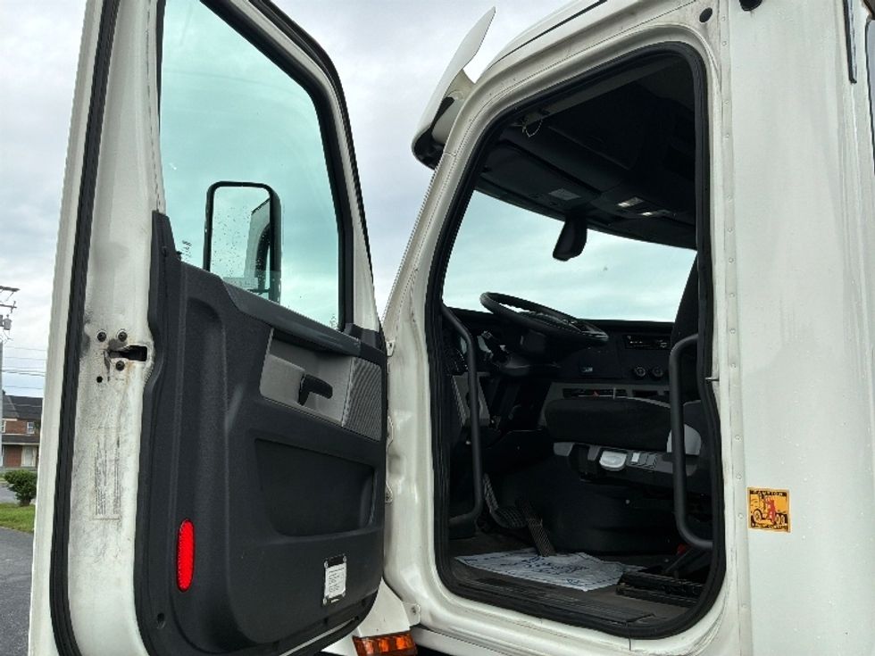 Day Cab Tractor-Heavy Duty Tractors-Freightliner-2019-T12664ST-Allentown-PA-506,737\n\t\tmiles-$ 37,250 - Image 9