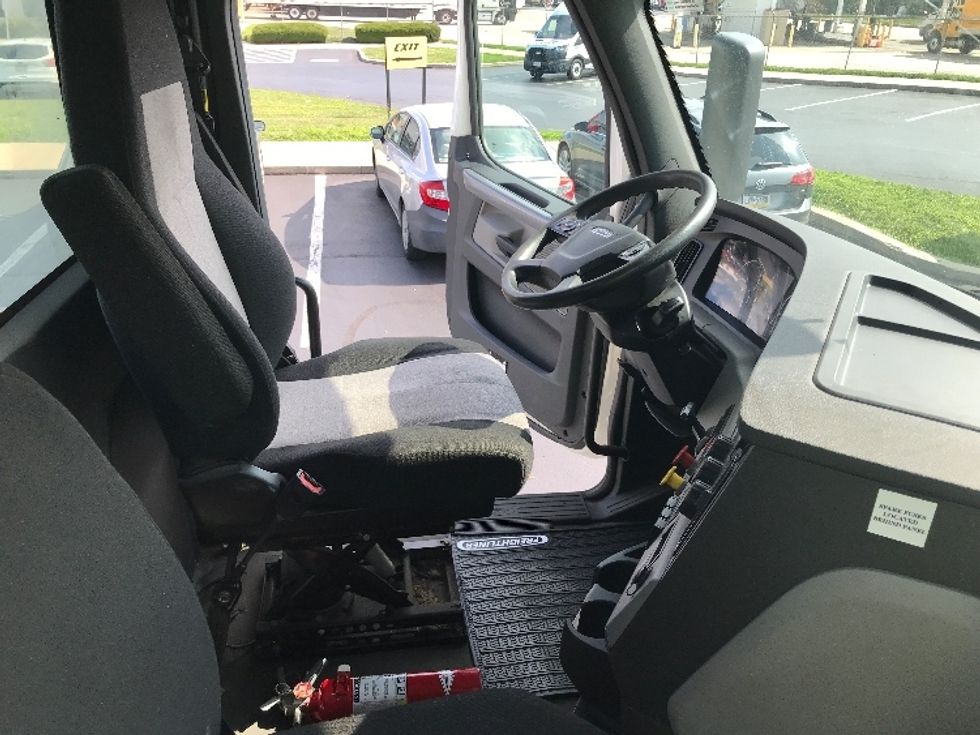 Day Cab Tractor-Heavy Duty Tractors-Freightliner-2019-T12664ST-Allentown-PA-513,509\n\t\tmiles-$ 45,000 - Image 14