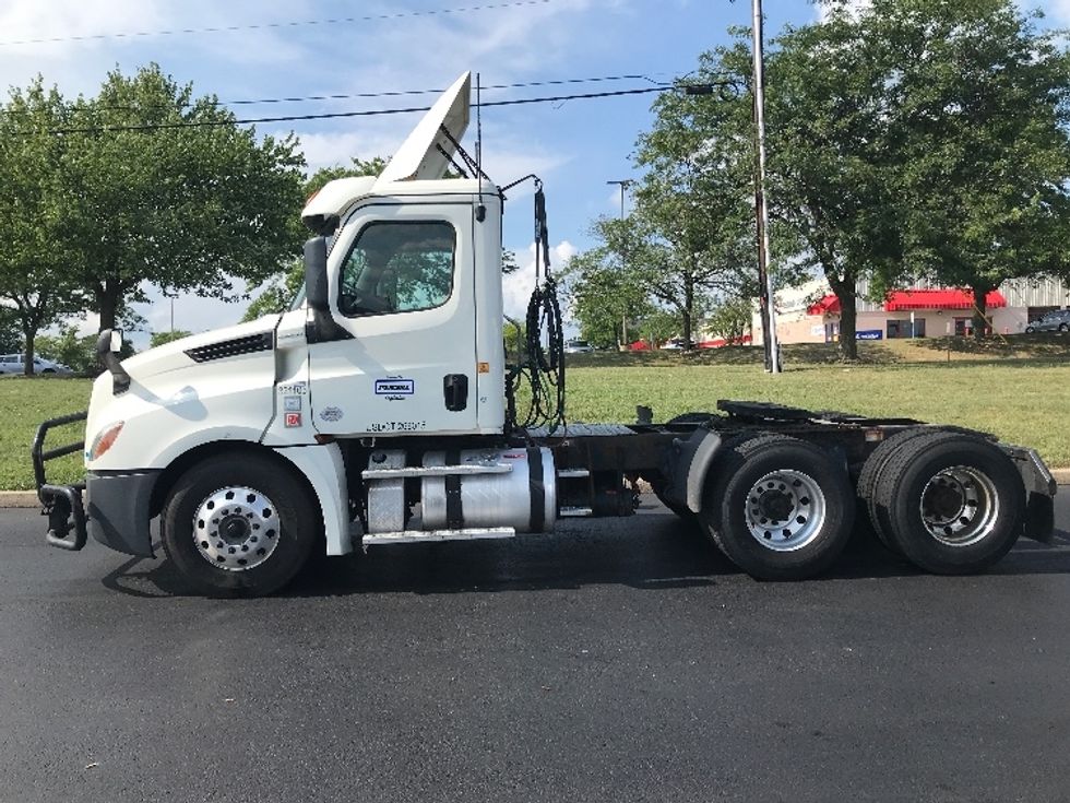 Day Cab Tractor-Heavy Duty Tractors-Freightliner-2019-T12664ST-Allentown-PA-513,509\n\t\tmiles-$ 45,000 - Image 4