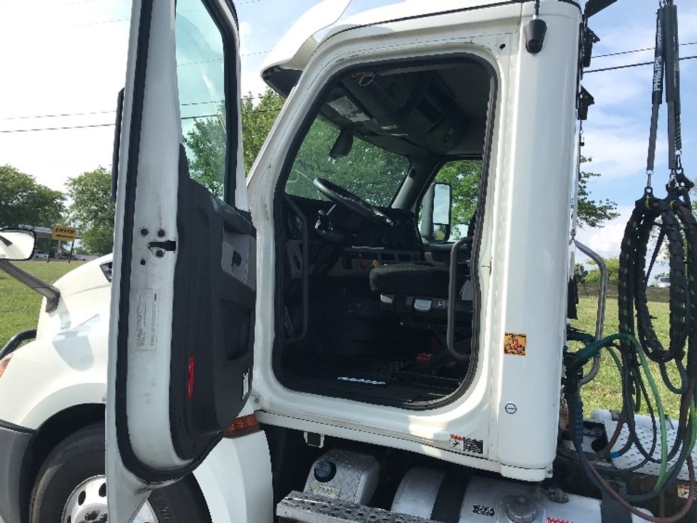 Day Cab Tractor-Heavy Duty Tractors-Freightliner-2019-T12664ST-Allentown-PA-513,509\n\t\tmiles-$ 45,000 - Image 9