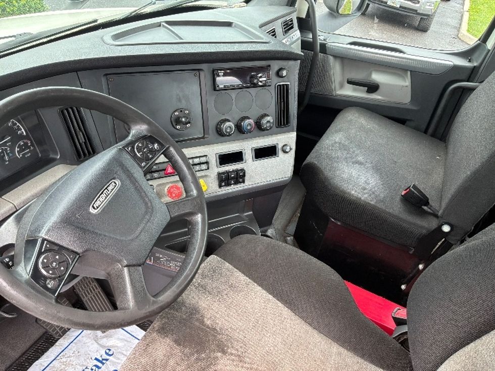 Day Cab Tractor-Heavy Duty Tractors-Freightliner-2019-T12664ST-Allentown-PA-519,424\n\t\tmiles-$ 31,750 - Image 10