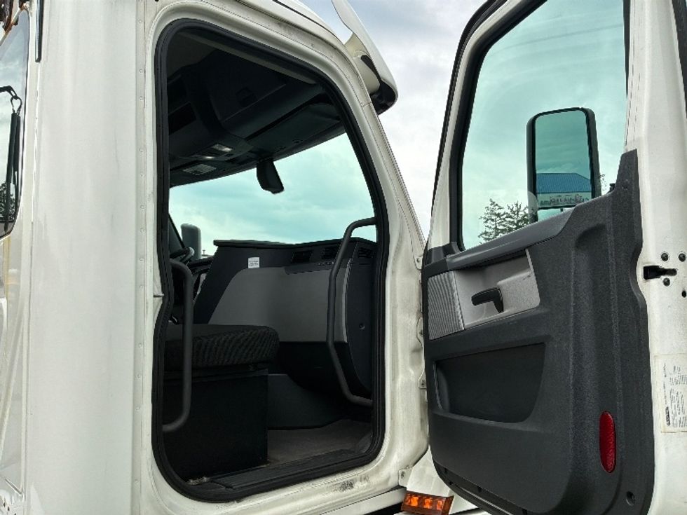 Day Cab Tractor-Heavy Duty Tractors-Freightliner-2019-T12664ST-Allentown-PA-519,424\n\t\tmiles-$ 31,750 - Image 12