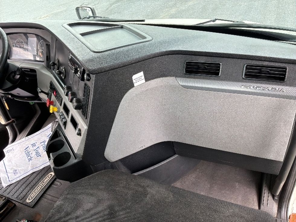 Day Cab Tractor-Heavy Duty Tractors-Freightliner-2019-T12664ST-Allentown-PA-519,424\n\t\tmiles-$ 31,750 - Image 13