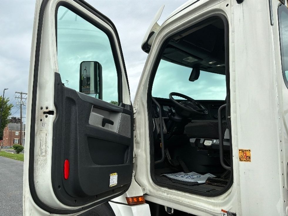 Day Cab Tractor-Heavy Duty Tractors-Freightliner-2019-T12664ST-Allentown-PA-519,424\n\t\tmiles-$ 31,750 - Image 9