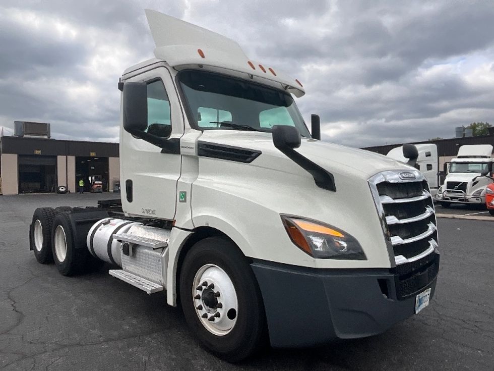 Day Cab Tractor-Heavy Duty Tractors-Freightliner-2019-T12664ST-Allentown-PA-545,403\n\t\tmiles-$ 36,500 - Image 1