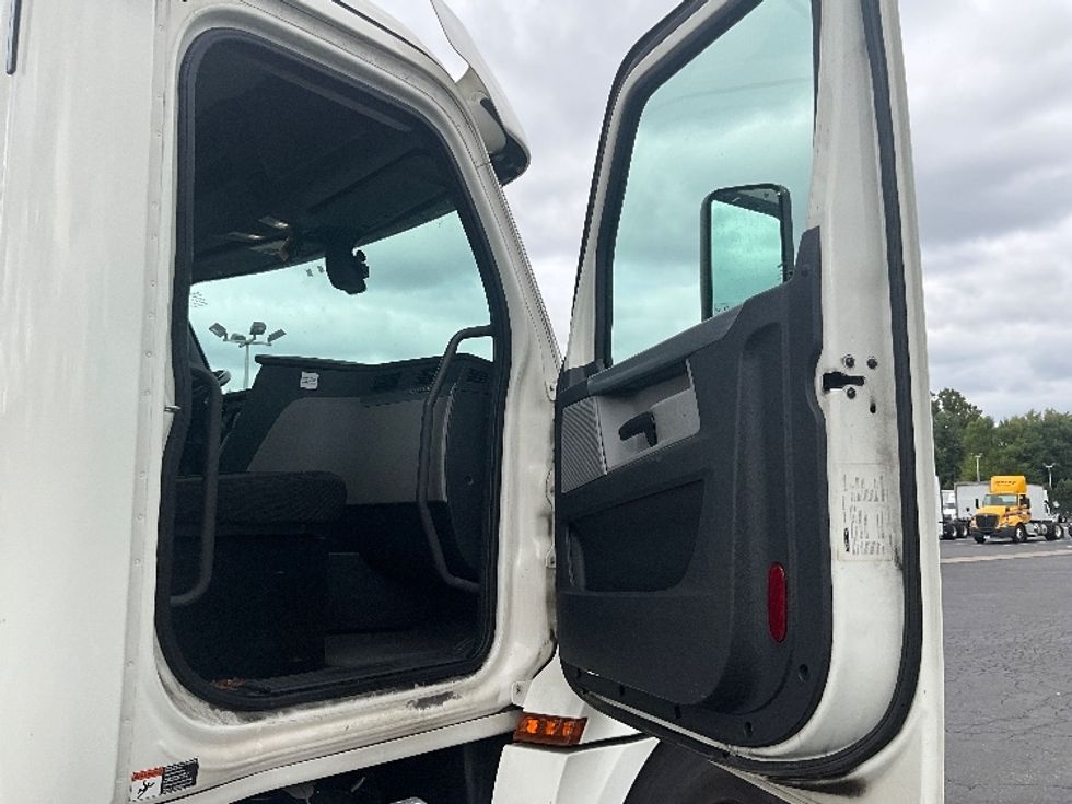 Day Cab Tractor-Heavy Duty Tractors-Freightliner-2019-T12664ST-Allentown-PA-545,403\n\t\tmiles-$ 36,500 - Image 12