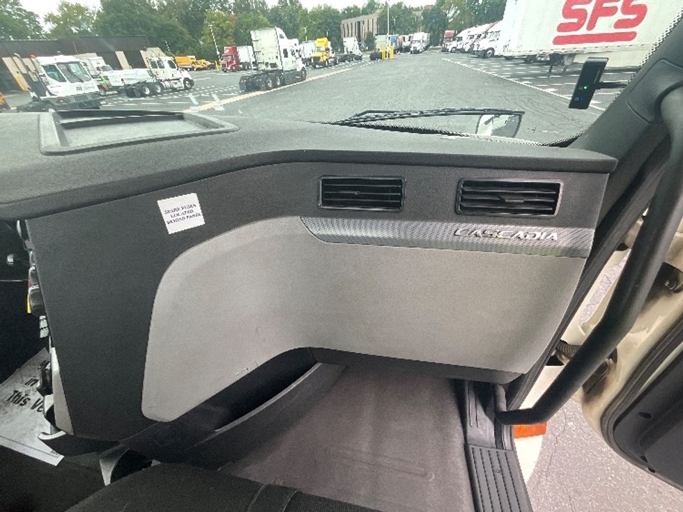 Day Cab Tractor-Heavy Duty Tractors-Freightliner-2019-T12664ST-Allentown-PA-545,403\n\t\tmiles-$ 36,500 - Image 13