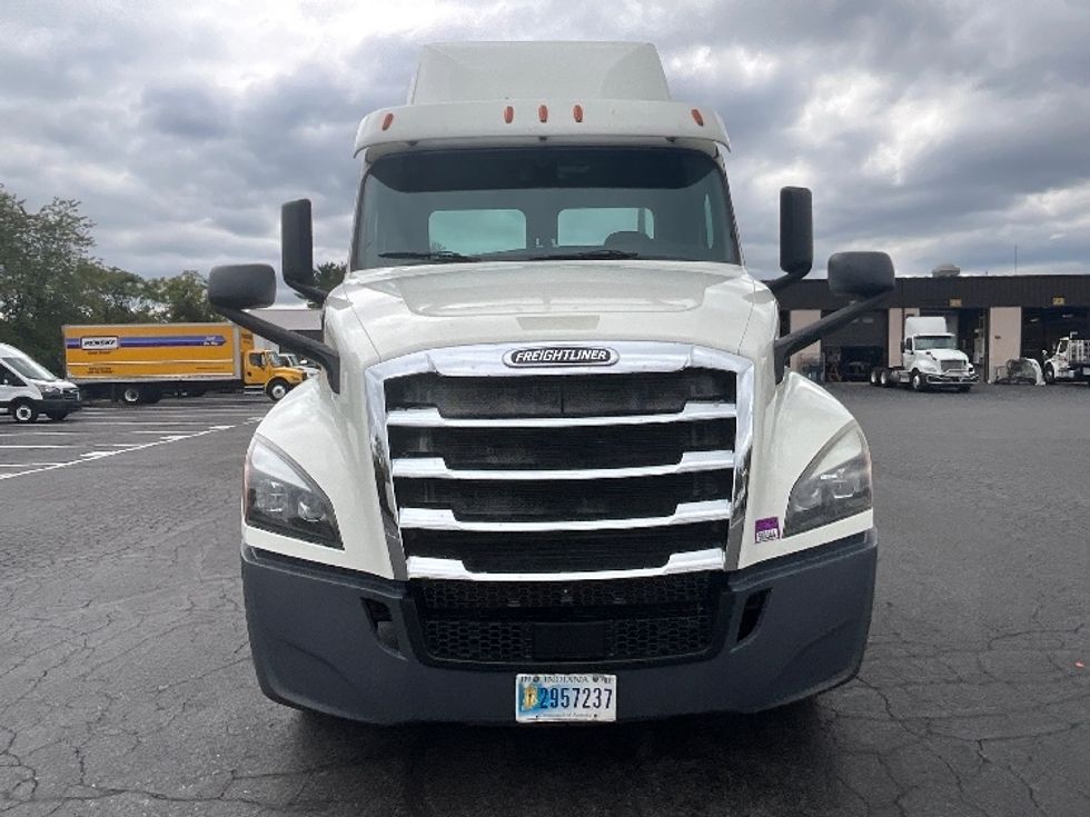 Day Cab Tractor-Heavy Duty Tractors-Freightliner-2019-T12664ST-Allentown-PA-545,403\n\t\tmiles-$ 36,500 - Image 2