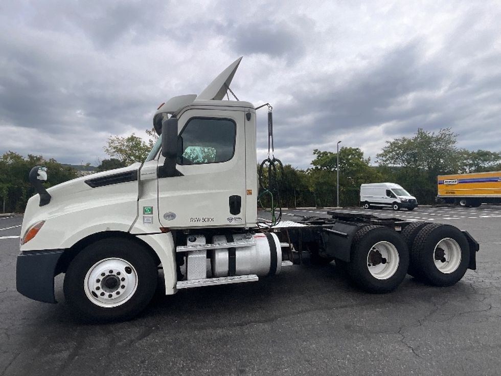 Day Cab Tractor-Heavy Duty Tractors-Freightliner-2019-T12664ST-Allentown-PA-545,403\n\t\tmiles-$ 36,500 - Image 4
