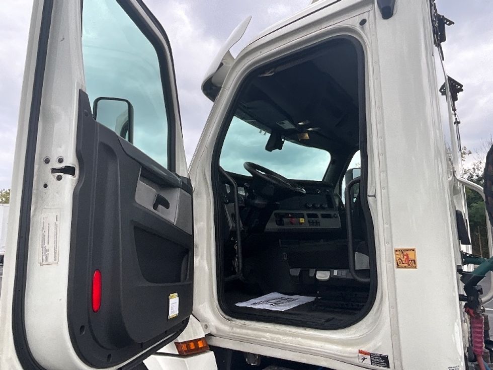 Day Cab Tractor-Heavy Duty Tractors-Freightliner-2019-T12664ST-Allentown-PA-545,403\n\t\tmiles-$ 36,500 - Image 9
