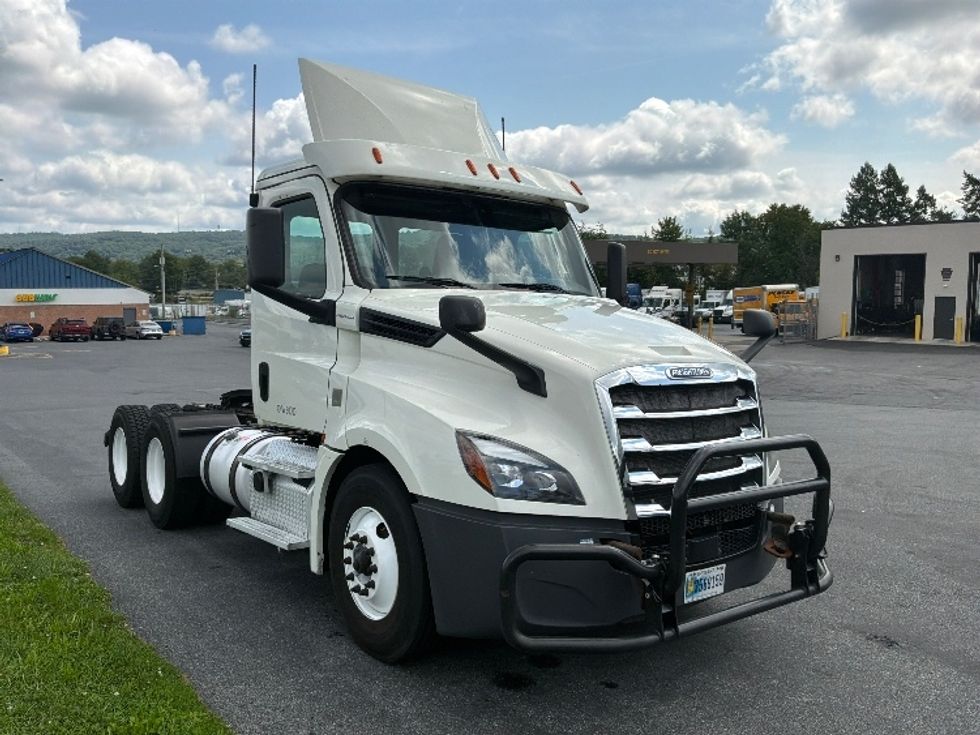 Day Cab Tractor-Heavy Duty Tractors-Freightliner-2019-T12664ST-Allentown-PA-587,043\n\t\tmiles-$ 31,750 - Image 1