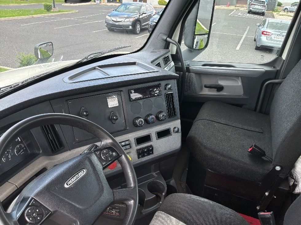 Day Cab Tractor-Heavy Duty Tractors-Freightliner-2019-T12664ST-Allentown-PA-587,043\n\t\tmiles-$ 31,750 - Image 10